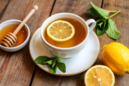 Zakaj limona v vročem čaju ne deluje? Odkrijte znanstveno resnico o vitaminu C